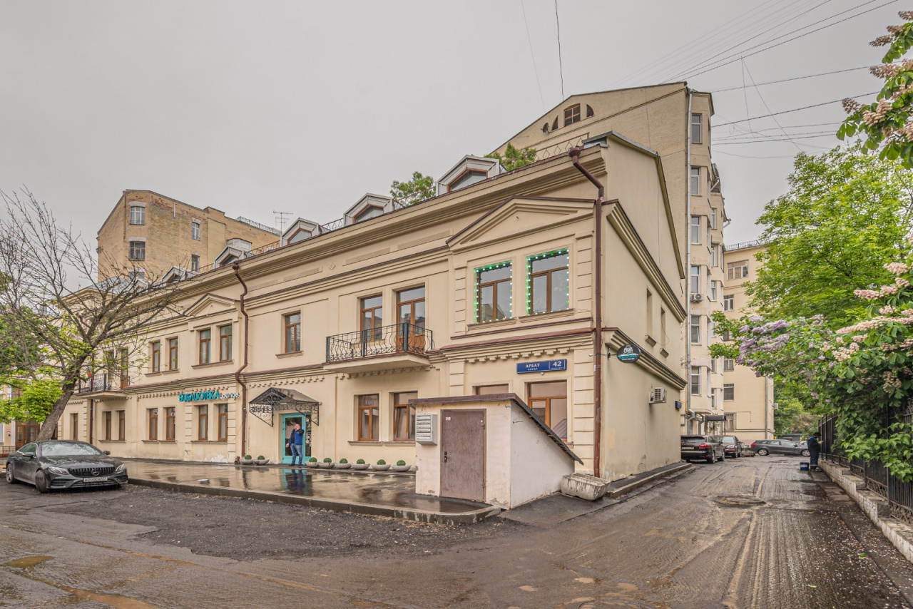 фасад дома, здание по адресу г Москва, ул Арбат, д 42 стр 4